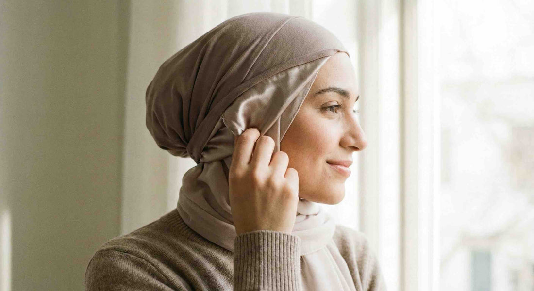 Femme portant un bonnet sous-hijab doublé satin confortable pour protéger les cheveux.