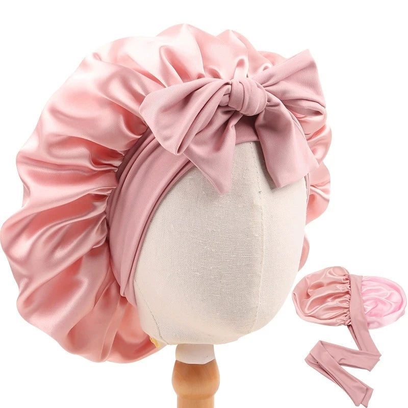 Bonnet en satin enfant réglable – Ajustable pour plus de confort