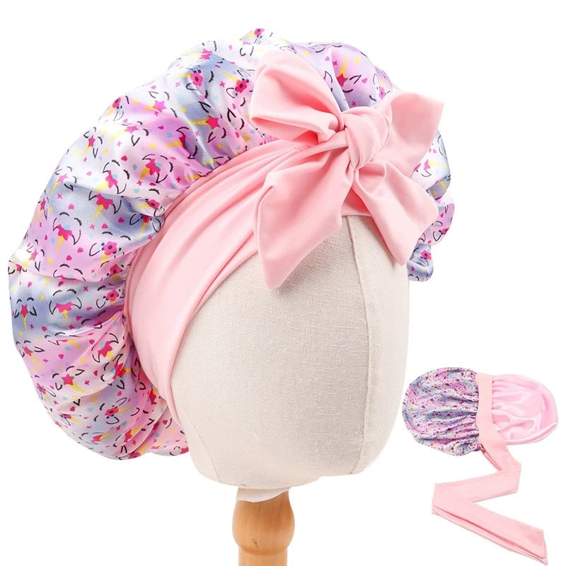 Bonnet en satin enfant réglable – Ajustable pour plus de confort