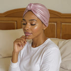 Bonnet de nuit en satin façon turban torsadé, vue de profil trois quarts