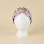 Bonnet de nuit en satin façon turban torsadé, coloris rose foncé