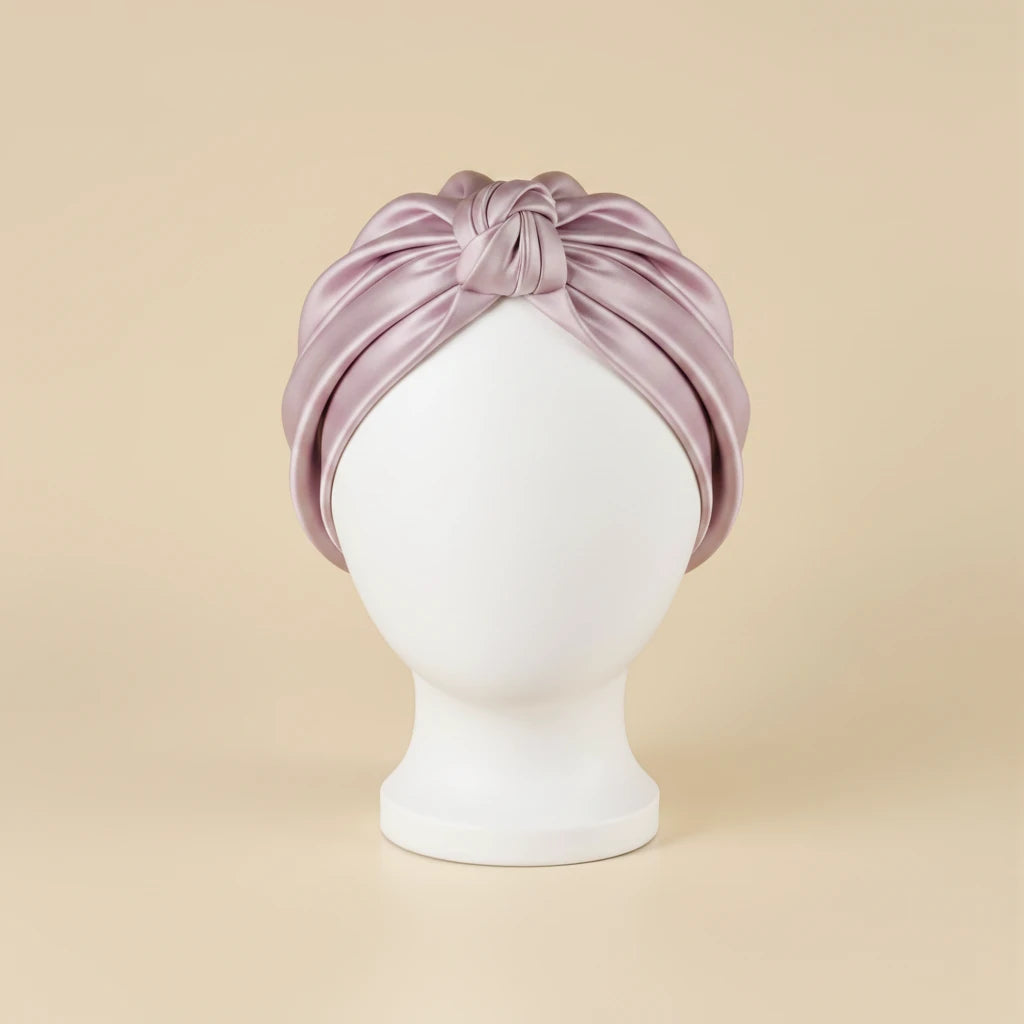 Bonnet de nuit en satin façon turban torsadé, coloris rose foncé