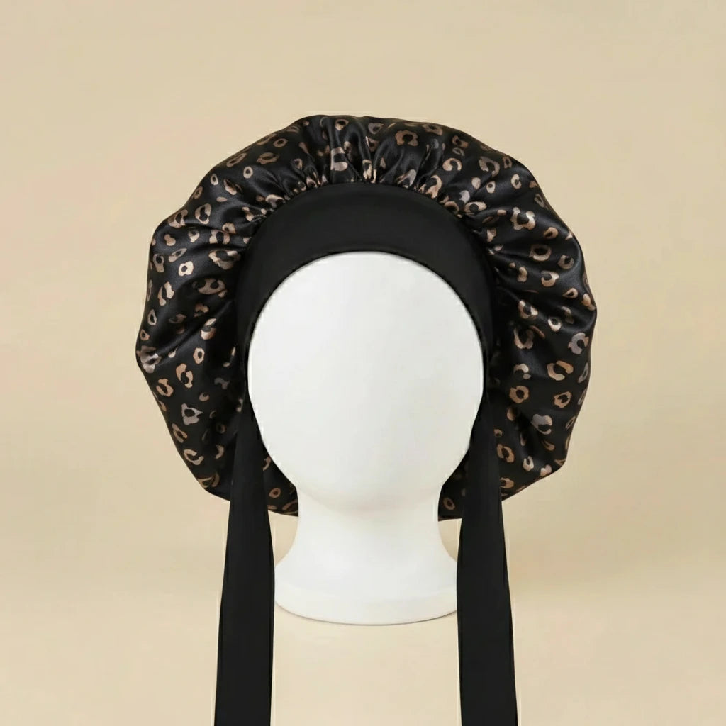 Bonnet de nuit en satin à attaches coloris Motif léopard noir — packshot premium