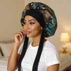 Bonnet de nuit en satin à attaches porté par femme, vue de profil 3/4 — détail satin