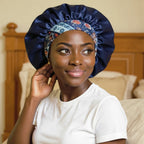 Bonnet de nuit en satin à bande fleurie porté par femme, vue de profil 3/4 — détail satin