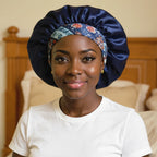 Bonnet de nuit en satin à bande fleurie porté par femme, vue de face — soin nocturne capillaire