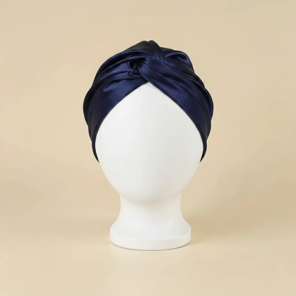 Bonnet de nuit en satin drapé, coloris bleu marine