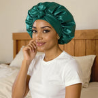 Bonnet de nuit en satin à bandeau large à nouer porté par femme, vue de profil 3/4 — détail satin