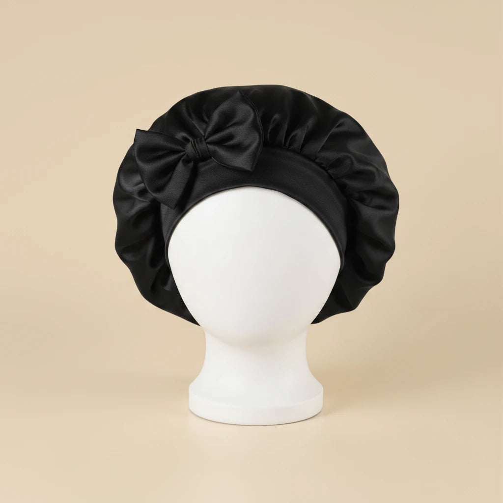 Bonnet de nuit en satin à bandeau large à nouer coloris Noir — packshot premium