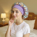 Bonnet de nuit en satin irisé porté par femme, vue de profil 3/4 — détail satin