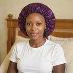 Bonnet de nuit en satin grande taille porté par femme, vue de face — soin nocturne capillaire