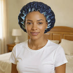 Bonnet de nuit en satin réversible deux couleurs porté par femme, vue de face — soin nocturne capillaire