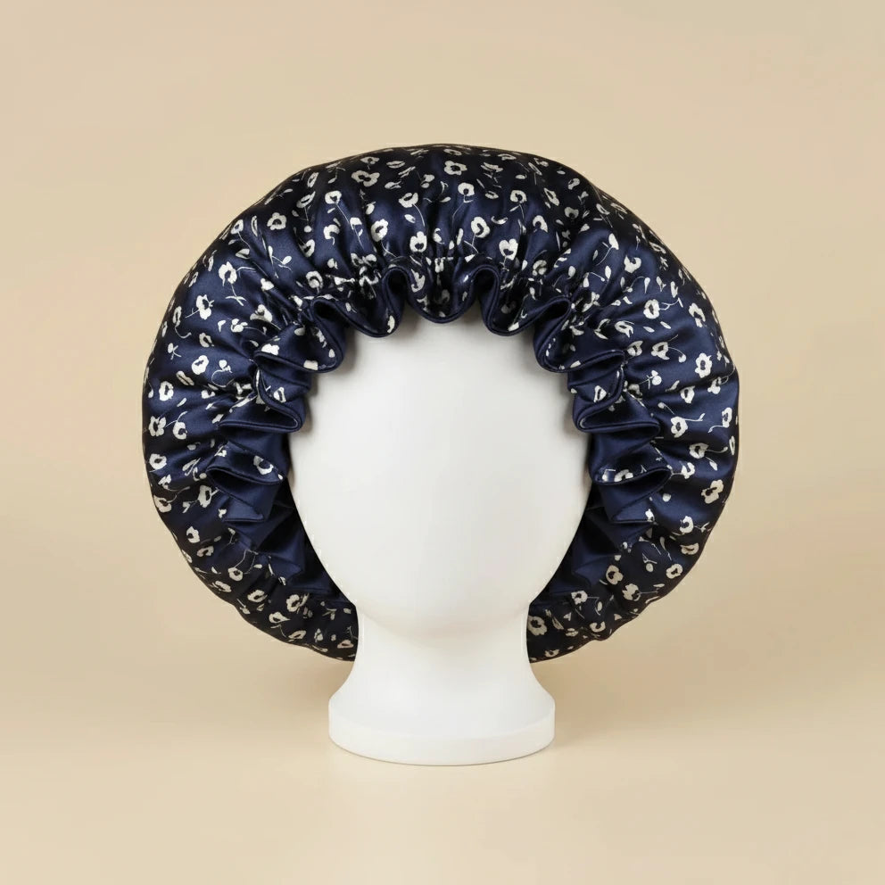 Bonnet en satin réversible à large collerette coloris Motif floral bleu marine — packshot premium