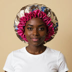 Bonnet en satin réversible à large collerette porté par femme, vue de face — soin nocturne capillaire
