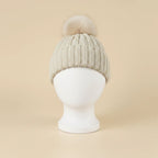 Bonnet d'hiver à pompon doublé satin, coloris beige