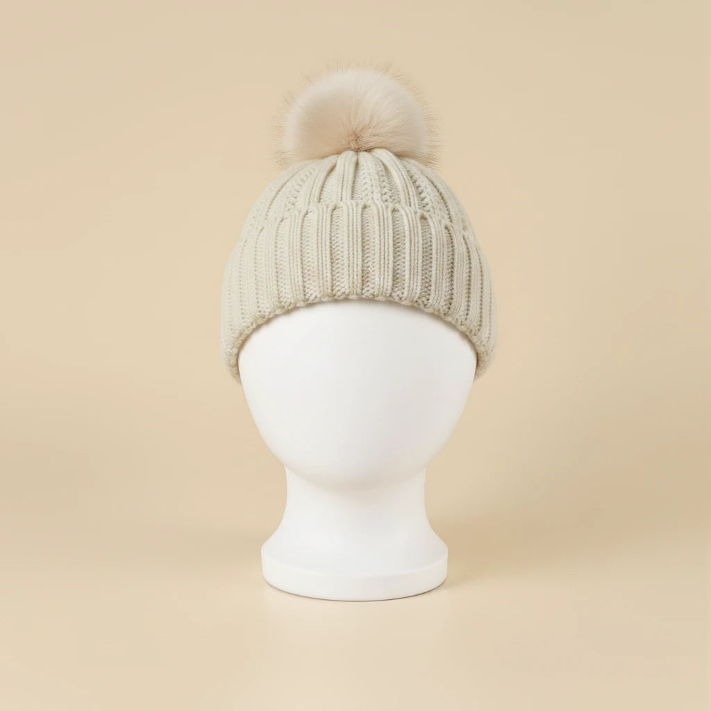 Bonnet d'hiver à pompon doublé satin, coloris beige