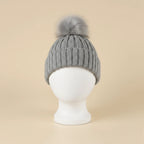 Bonnet d'hiver à pompon doublé satin, coloris gris