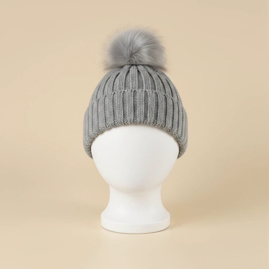 Bonnet d'hiver à pompon doublé satin, coloris gris