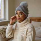 Bonnet d'hiver à pompon doublé satin, vue de profil trois quarts
