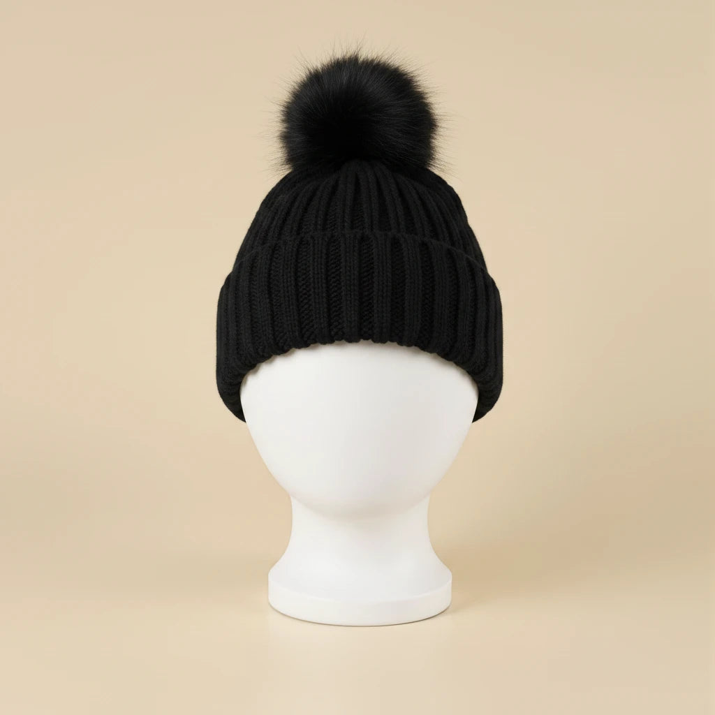 Bonnet d'hiver à pompon doublé satin, coloris noir