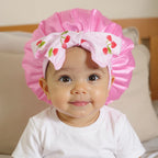 Bonnet en satin bébé à nœud cerises, vue de face