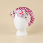 Bonnet en satin bébé à nœud cerises, coloris rose