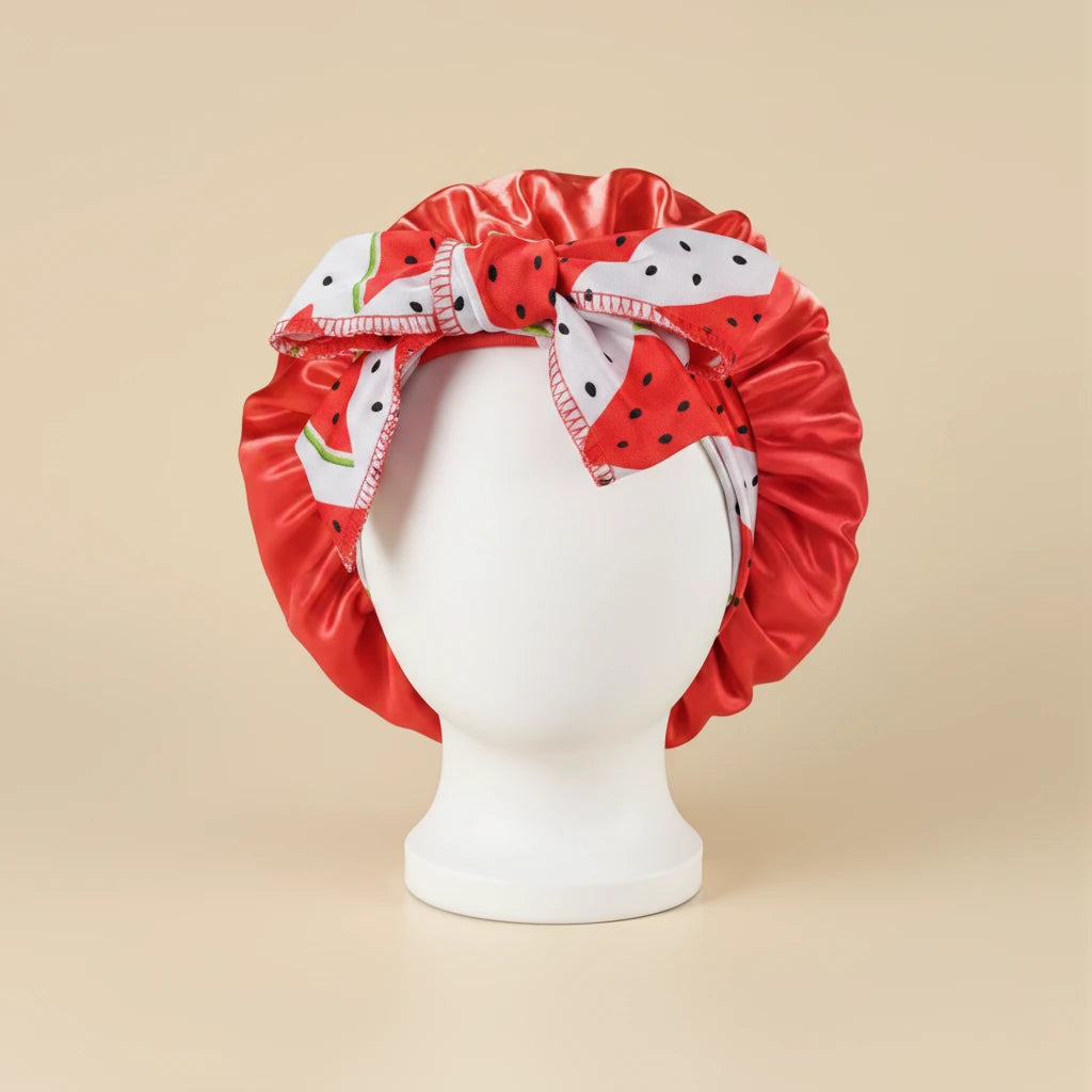 Bonnet en satin bébé à nœud cerises, coloris rouge
