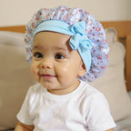 Bonnet en satin bébé motif floral, vue de profil trois quarts
