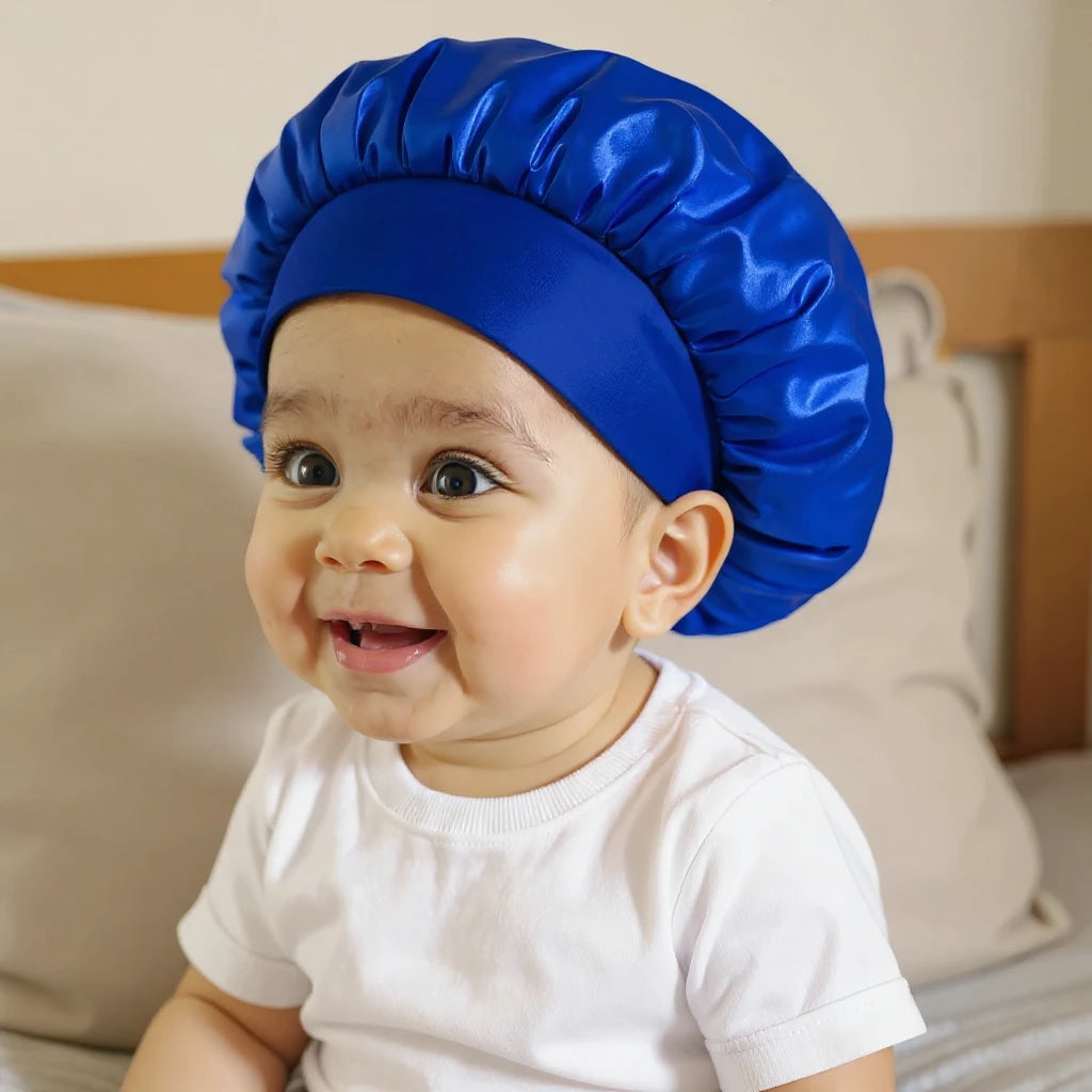 Bonnet en satin bébé uni, vue de profil trois quarts