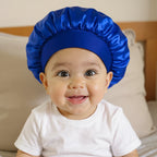 Bonnet en satin bébé uni, vue de face