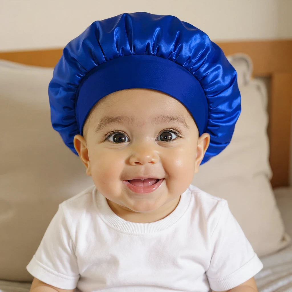 Bonnet en satin bébé uni, vue de face