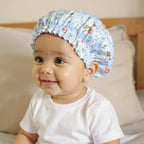 Bonnet en satin bébé motif liberty, coloris bleu clair, vue de profil trois quarts