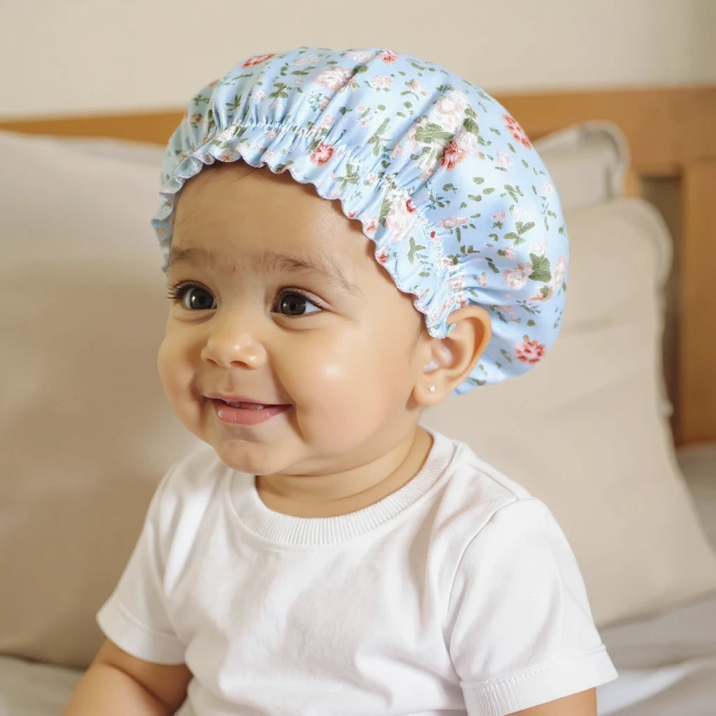 Bonnet en satin bébé motif liberty, coloris bleu clair, vue de profil trois quarts