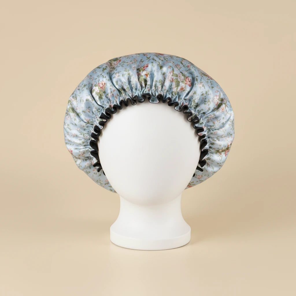 Bonnet en satin bébé motif liberty, coloris bleu clair