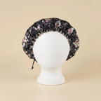 Bonnet en satin bébé motif liberty, coloris noir