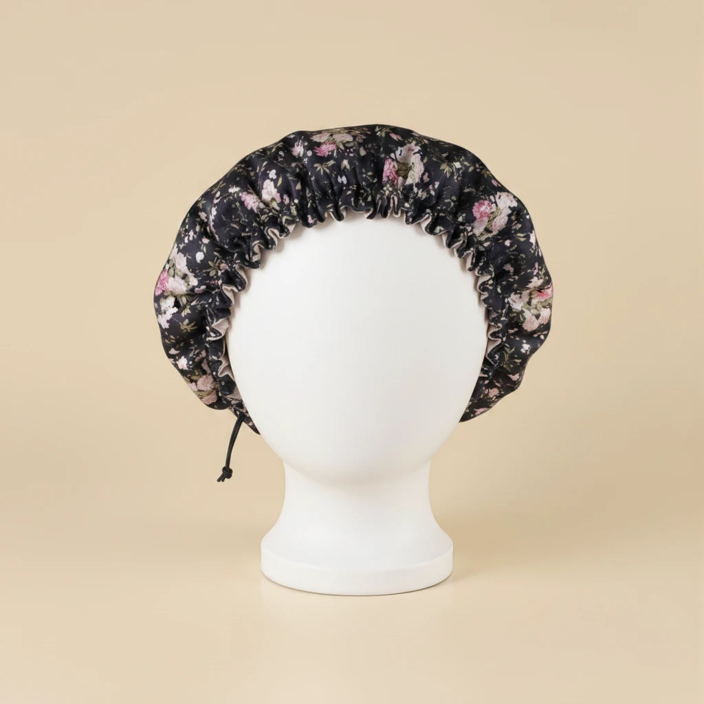 Bonnet en satin bébé motif liberty, coloris noir