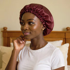 Bonnet en satin grand volume pour cheveux bouclés porté par femme, vue de profil 3/4 — détail satin