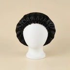 Bonnet en satin grand volume pour cheveux bouclés coloris Noir — packshot premium