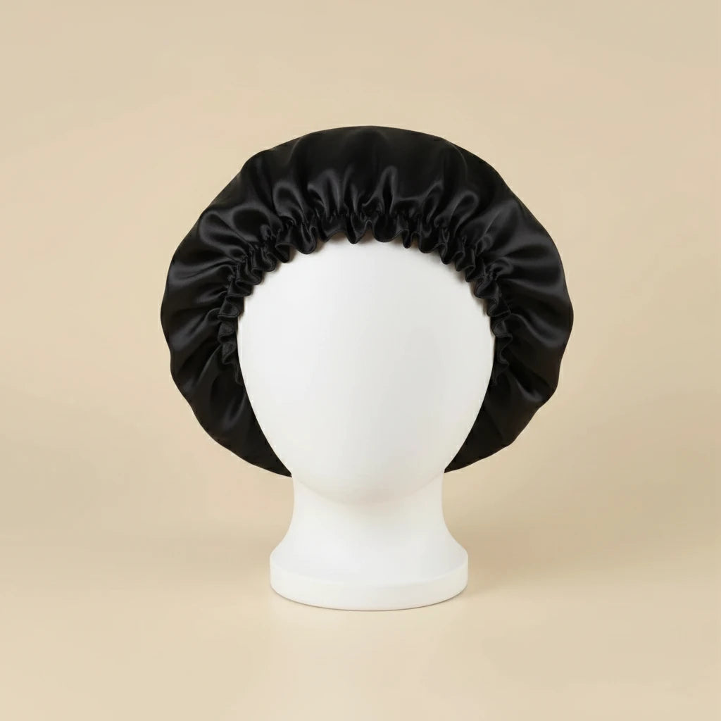 Bonnet en satin grand volume pour cheveux bouclés coloris Noir — packshot premium
