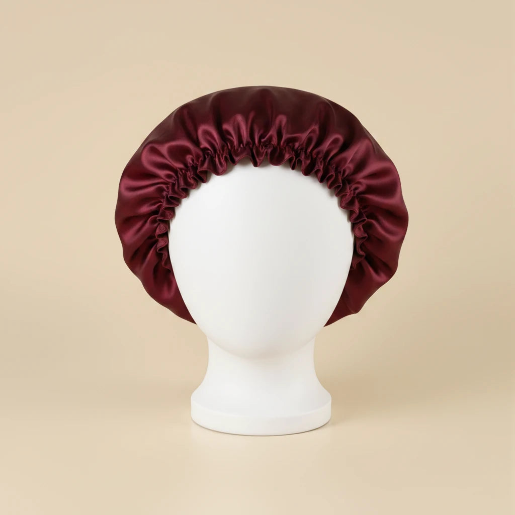 Bonnet en satin grand volume pour cheveux bouclés coloris Rouge vin — packshot premium
