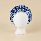Bonnet en satin à doublure contrastée pour cheveux bouclés coloris Bleu — packshot premium