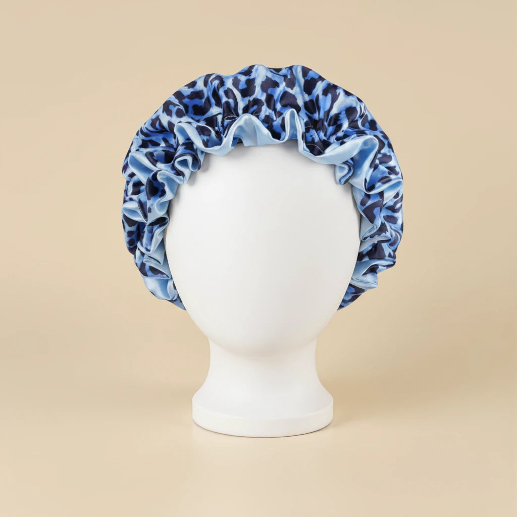 Bonnet en satin à doublure contrastée pour cheveux bouclés coloris Bleu — packshot premium