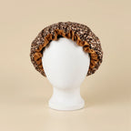 Bonnet en satin à doublure contrastée pour cheveux bouclés coloris Léopard beige — packshot premium
