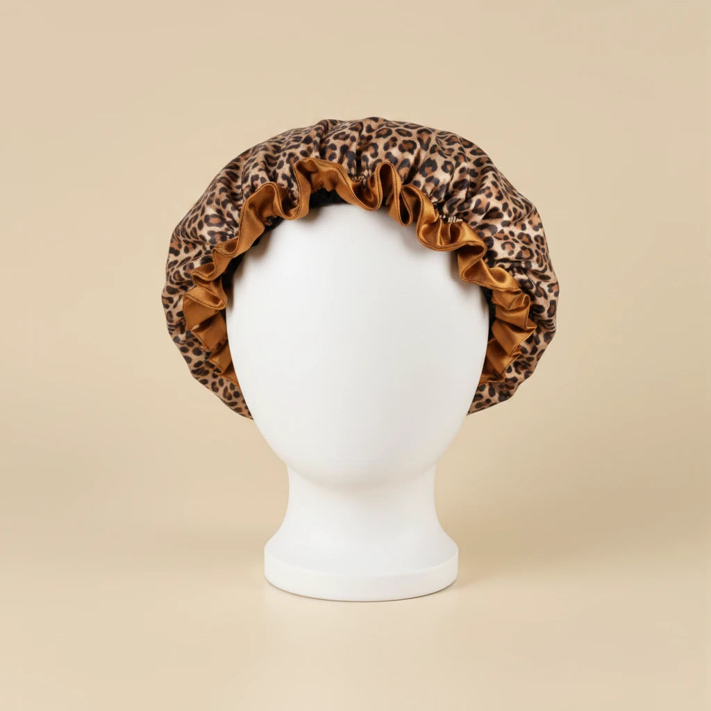 Bonnet en satin à doublure contrastée pour cheveux bouclés coloris Léopard beige — packshot premium