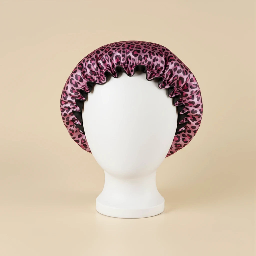 Bonnet en satin à doublure contrastée pour cheveux bouclés coloris Rose — packshot premium