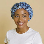 Bonnet en satin à doublure contrastée pour cheveux bouclés porté par femme, vue de face — soin nocturne capillaire