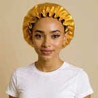 Bonnet en satin pour cheveux bouclés porté par femme, vue de face — soin nocturne capillaire