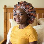 Bonnet en satin motif ethnique, vue de profil trois quarts