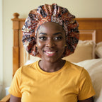 Bonnet en satin motif ethnique, vue de face