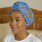Turban en satin wax africain porté par une femme, vue de profil, détail du satin